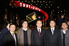 國家質(zhì)檢總局副局長支樹平（右三）在中央電視臺演播大廳2010年&ldquo;3.15晚會&rdquo;直播現(xiàn)場與中國質(zhì)量檢驗(yàn)協(xié)會會員工作部主任楊曉東（右二）、防偽中心主任王成村（右一）、會員工作部副主任劉輝（左二）、會員工作部副主任王劍（左一）等協(xié)會工作人員代表合影留念