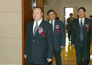 國(guó)家質(zhì)檢總局副局長(zhǎng)劉平均、總工程師張綱陪同全國(guó)政協(xié)副主席白立忱步入會(huì)場(chǎng)