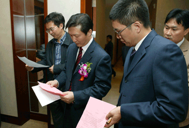 大會(huì)主席團(tuán)推舉產(chǎn)生的監(jiān)票人中國(guó)質(zhì)量檢驗(yàn)協(xié)會(huì)秘書長(zhǎng)助理張明、總監(jiān)票人國(guó)家質(zhì)檢總局質(zhì)量司司長(zhǎng)田世宏在仔細(xì)統(tǒng)計(jì)各項(xiàng)投票數(shù)據(jù)